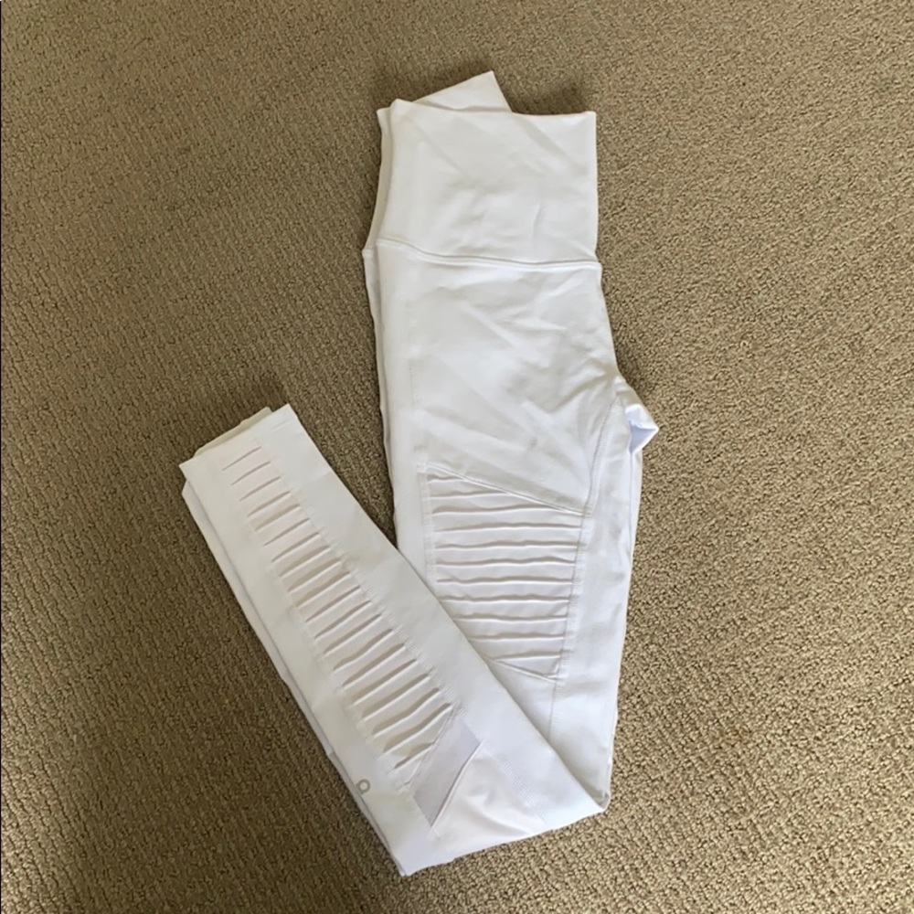 ALO MOTO LEGGINGS IN WHITE
